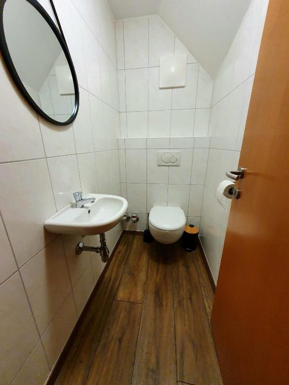 A bathroom at Alpen Apartment + Sauna und Netflix