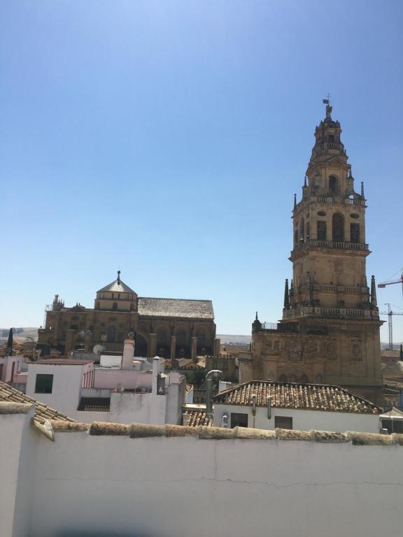 una vista desde el techo de un edificio con una torre de reloj en SunShine La Hoguera, en Córdoba