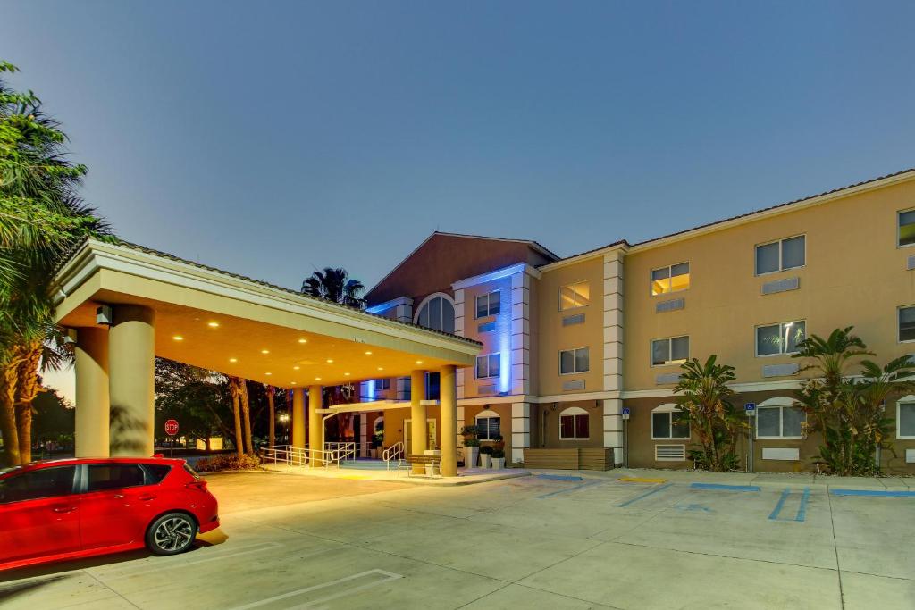 Holiday Inn Express West Palm Beach Metrocentre, an IHG Hotel, West Palm  Beach – Updated 2024 Prices
