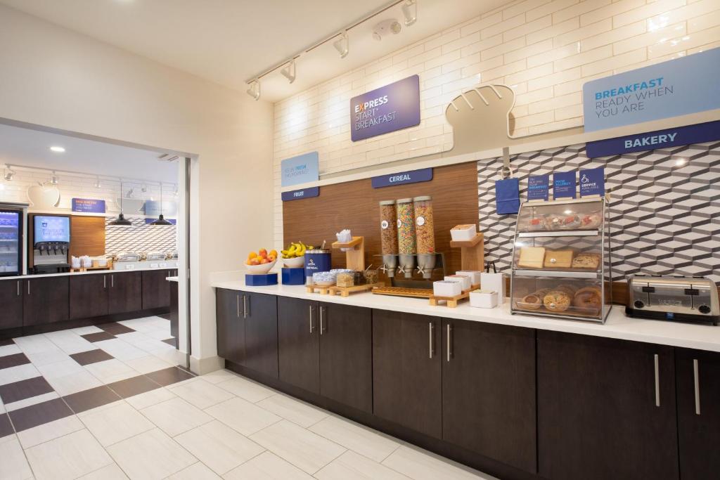Holiday Inn Express Monterey - Cannery Row by IHG photo