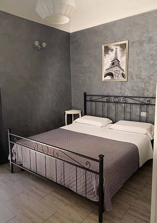 a bedroom with a bed and a picture of the eiffel tower at Babyface in Rome