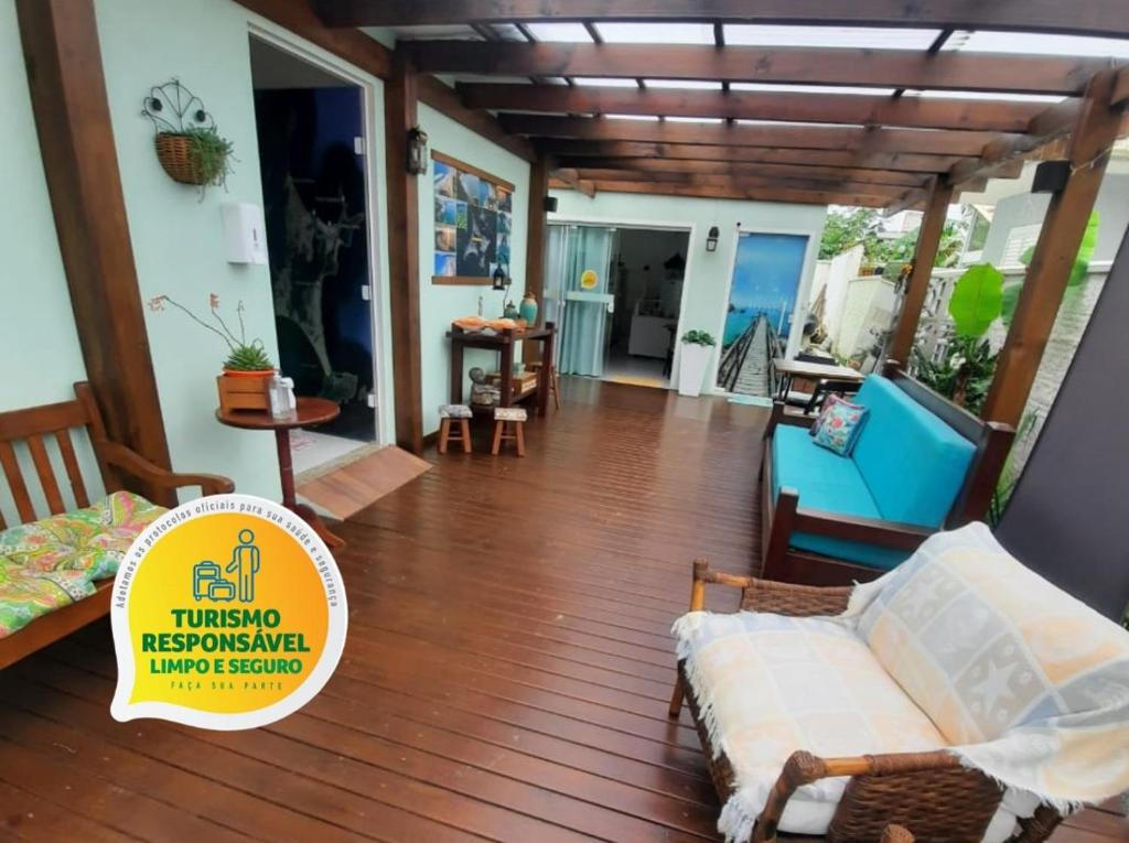 a living room with a couch and a wooden floor at Pérola de Bombinhas in Bombinhas