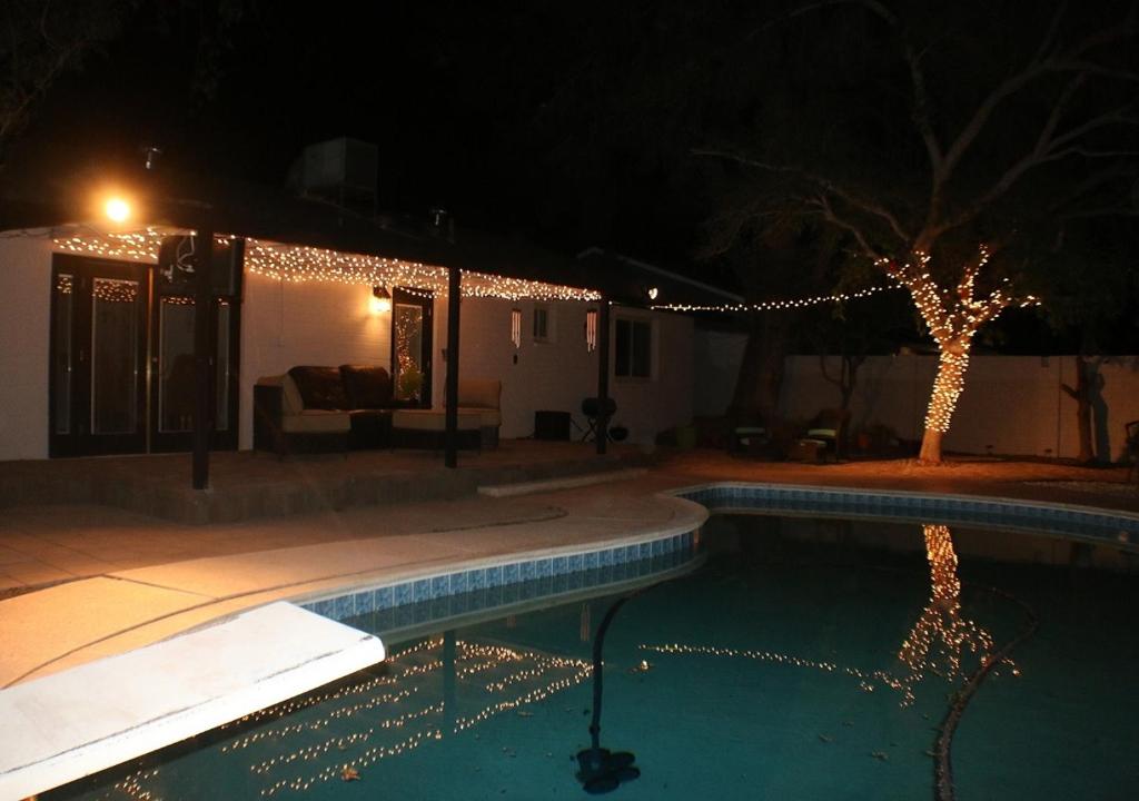 Bazén v ubytování Tempe Escape with Heated Pool, Billiards & Firepit Fun nebo v jeho okolí