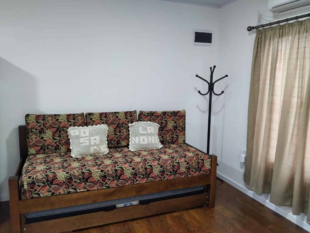- un canapé avec deux oreillers dans l'établissement Posada La Nona, à Minas