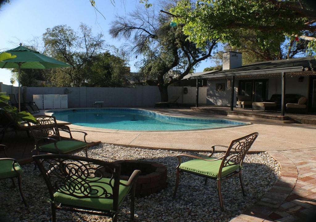 Bazén v ubytování Tempe Escape with Heated Pool, Billiards & Firepit Fun nebo v jeho okolí
