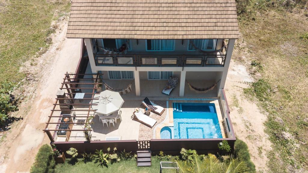 eine Luftaufnahme eines Hauses mit Swimmingpool in der Unterkunft Recanto da Boca in Tamandaré