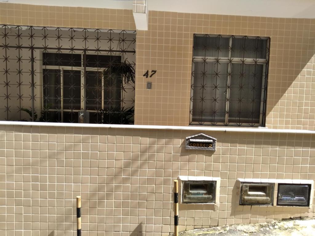 un edificio con 2 parquímetros y una ventana en Acupe de Brotas, en Salvador