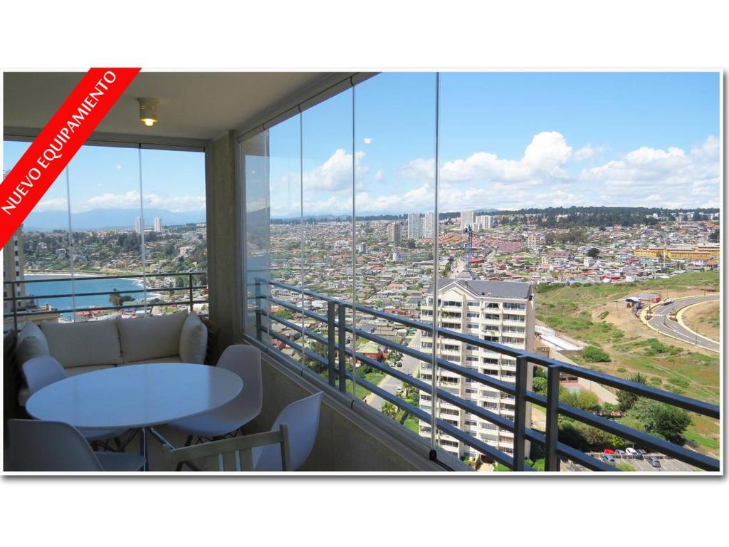 Habitación con balcón con vistas a la ciudad. en Apartamento Concon - Costas del Mar en Viña del Mar