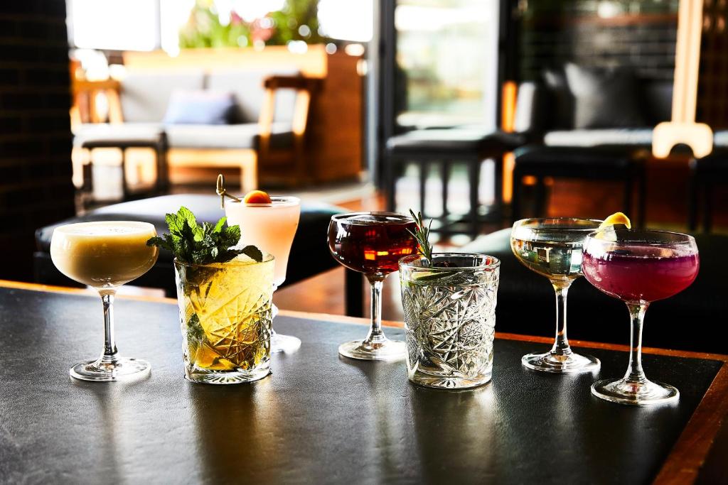 un groupe de différents types de boissons sur une table dans l'établissement Kimpton Journeyman Hotel by IHG, à Milwaukee