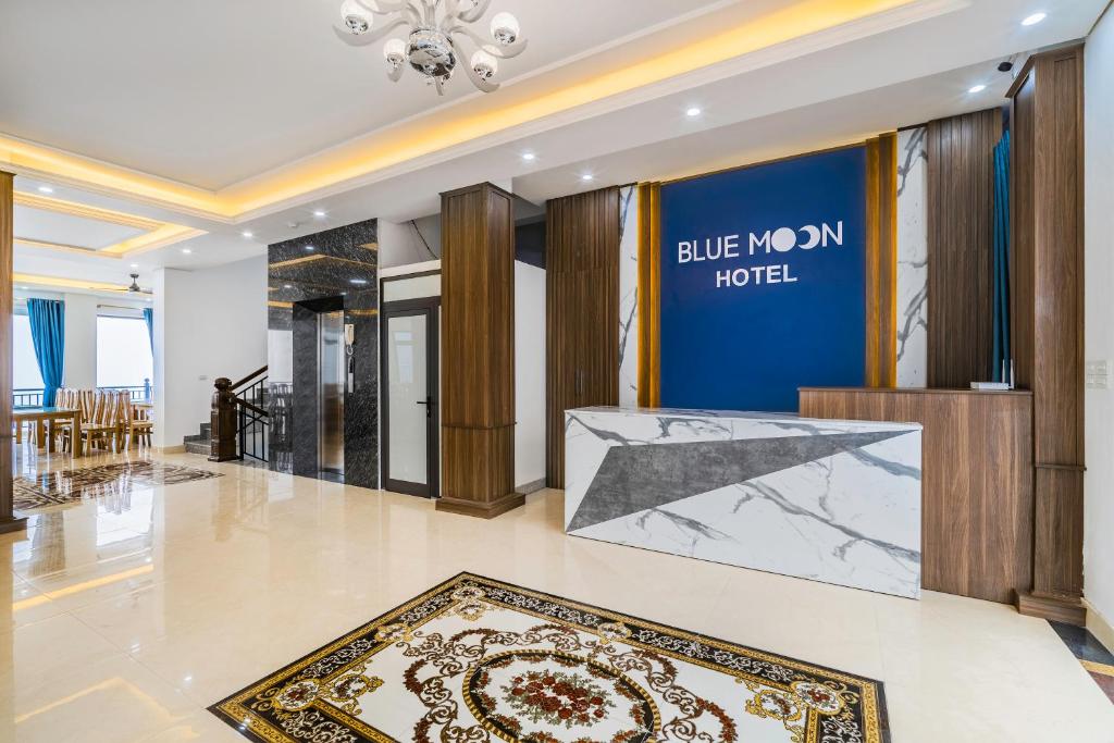 un vestíbulo con un cartel de hotel noomon azul y una alfombra en Blue Moon Tam Đảo en Sơn Ðình
