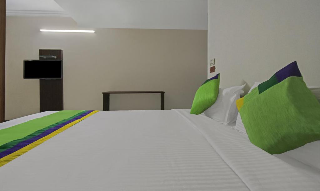 Postel nebo postele na pokoji v ubytování Treebo Samhaar Residency Thoraipakkam