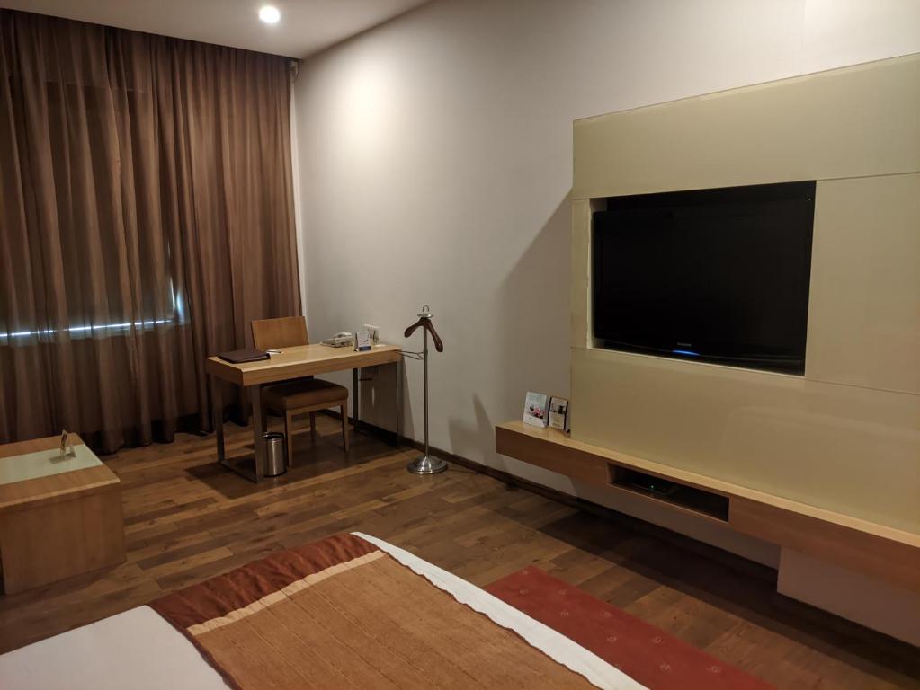 TV a/nebo společenská místnost v ubytování Fortune Select Global, Gurugram - Member ITC Hotels' Group