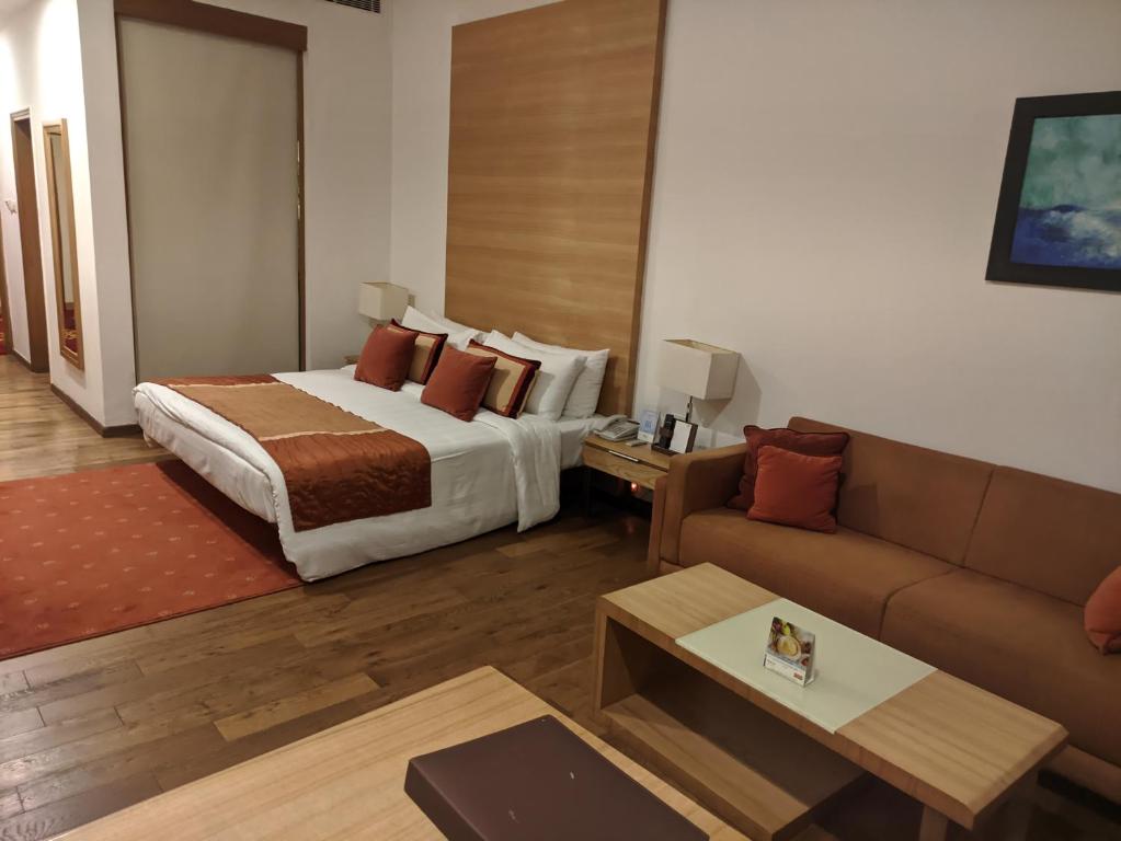 Postel nebo postele na pokoji v ubytování Fortune Select Global, Gurugram - Member ITC Hotels' Group