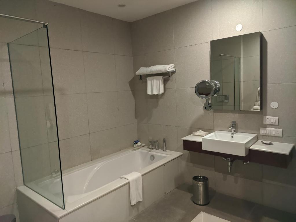 Koupelna v ubytování Fortune Select Global, Gurugram - Member ITC Hotels' Group