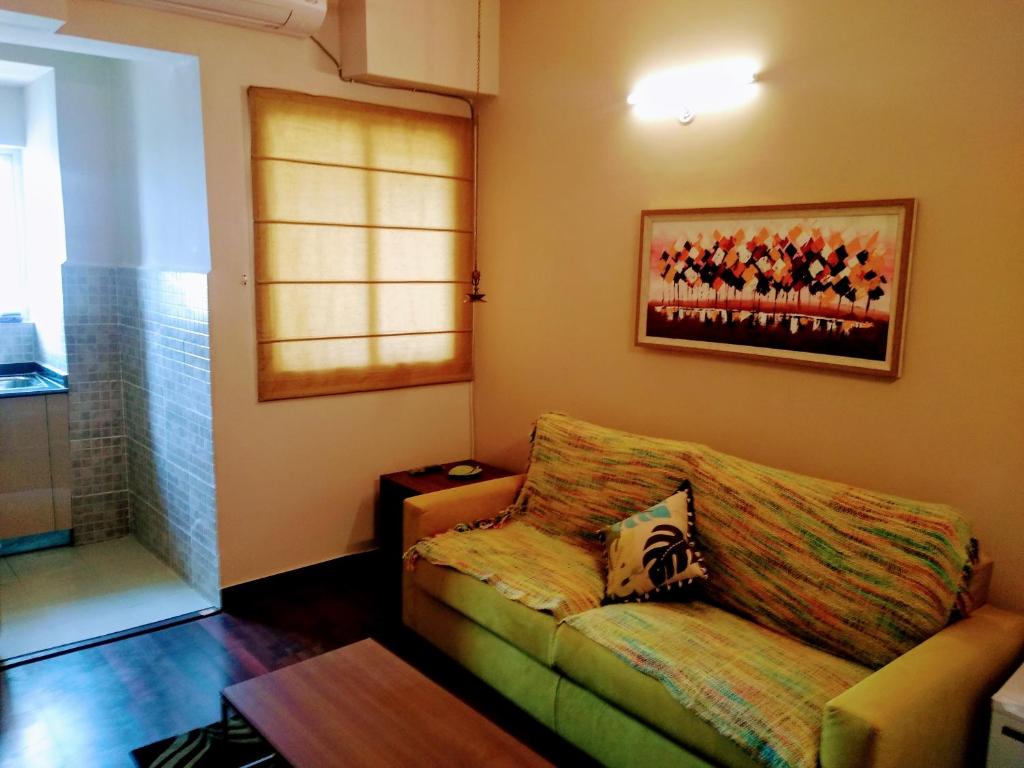 ein Wohnzimmer mit einem Sofa und einem Tisch in der Unterkunft Entire Condominium Luxury Suites Perfect Getaway in Noida