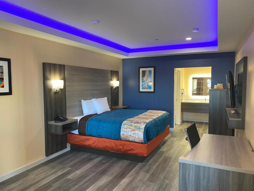 休斯頓的住宿－Scottish Inn & Suites Houston Willowbrook，一间酒店客房 - 带一张床和一间浴室