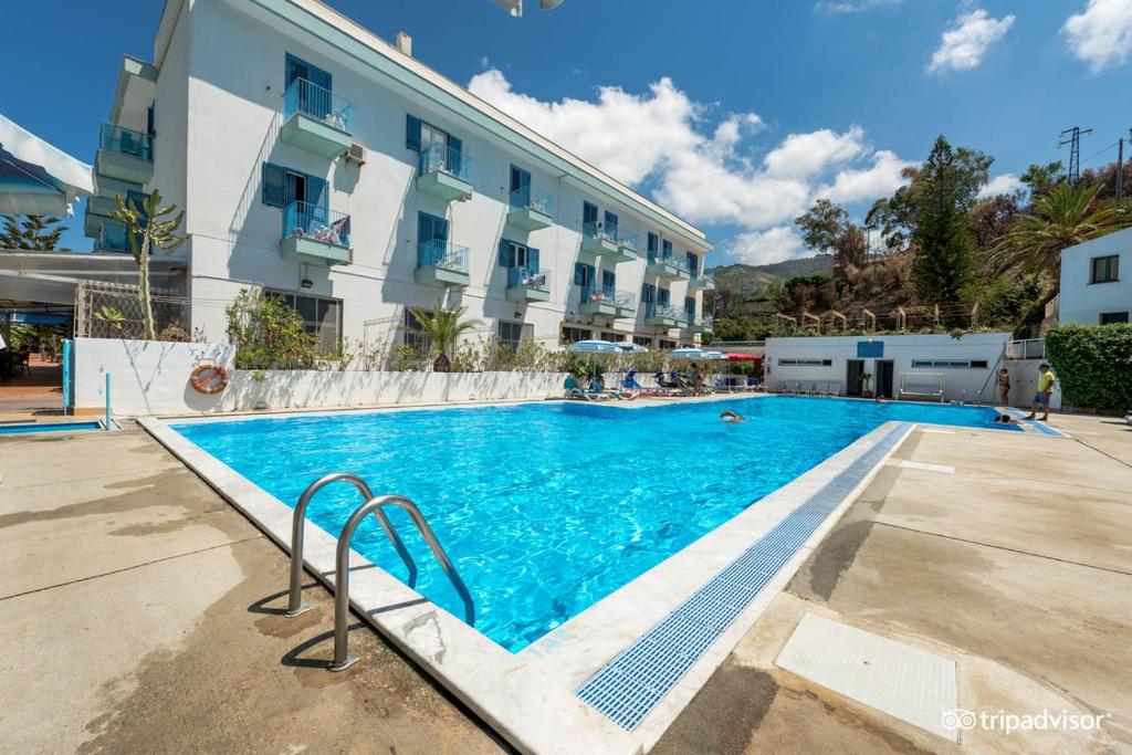 Bazén v ubytování Hotel Tourist nebo v jeho okolí