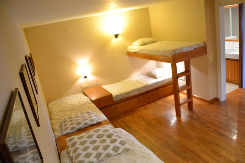 Posteľ alebo postele v izbe v ubytovaní Casa adosada ideal familias en GER-PLETA DE SAGA