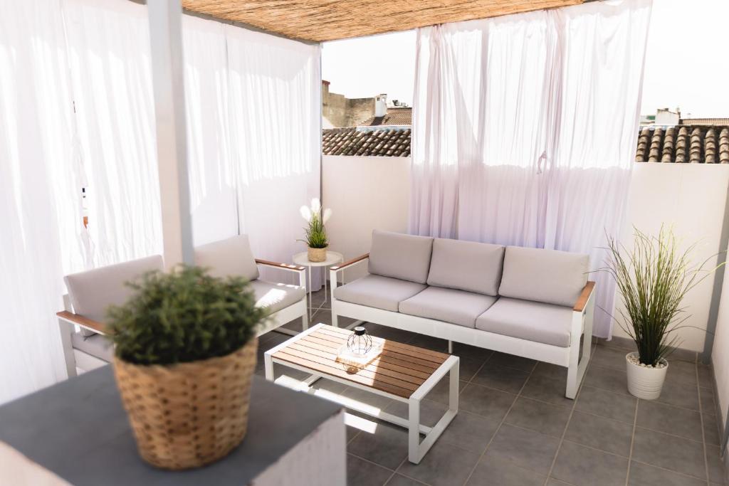 een woonkamer met een bank en een tafel bij Apartamento Turístico Mis Rayitos in Córdoba