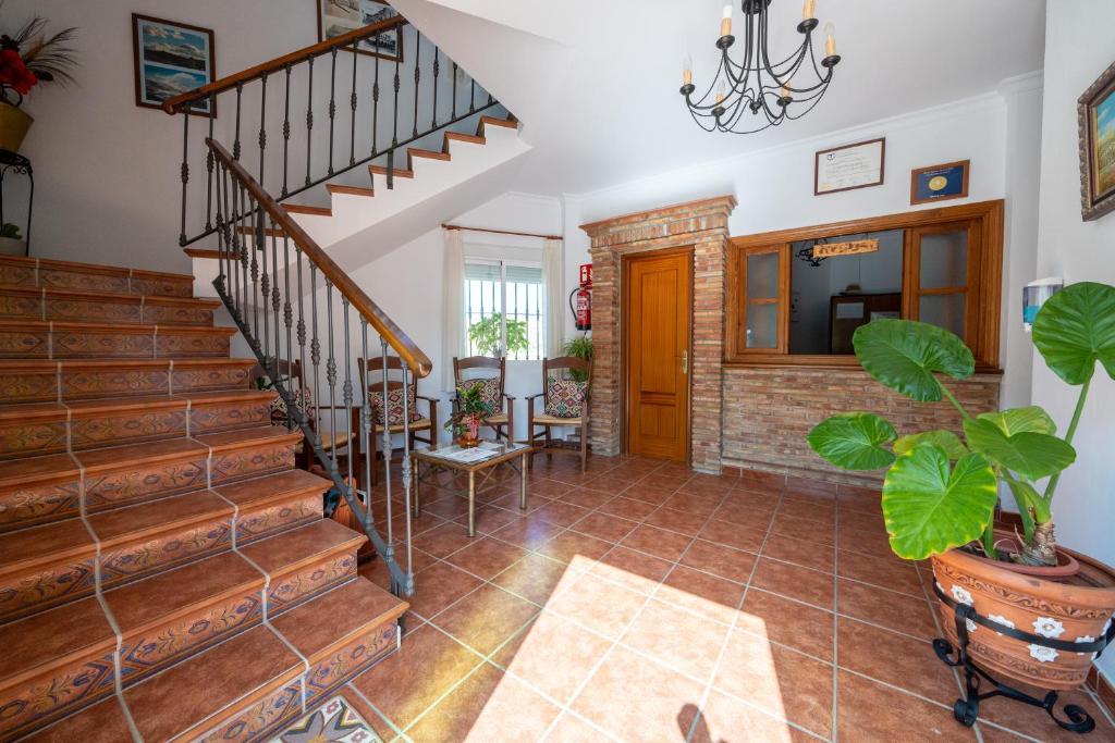 salon ze schodami i klatką schodową w obiekcie Hostal Vista a la Sierra w mieście Valle de Abdalagís