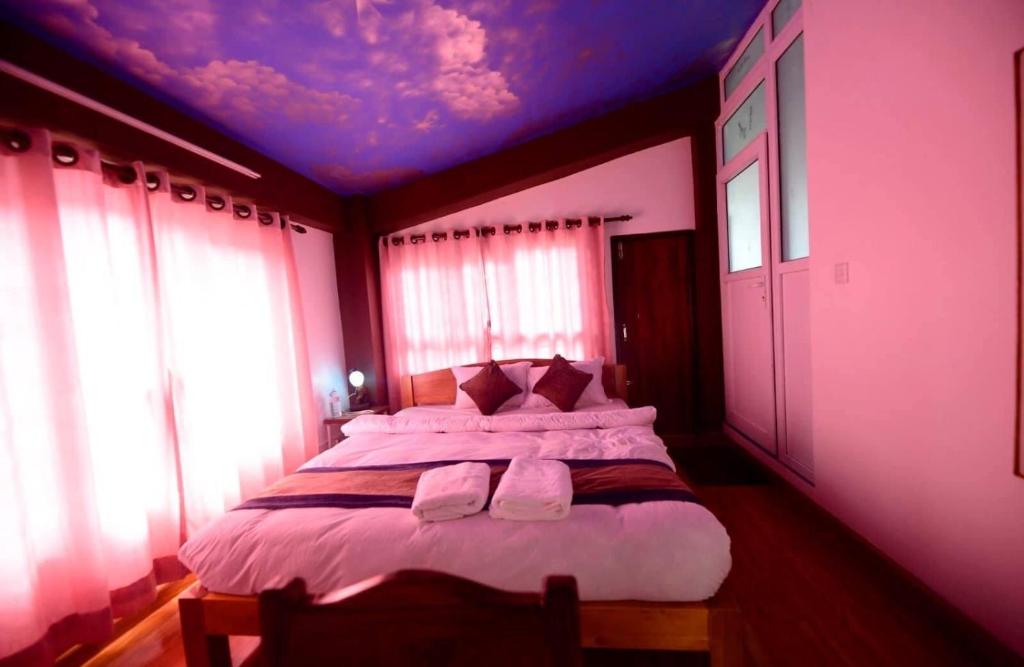 Łóżko lub łóżka w pokoju w obiekcie Heritage Home Dhulikhel