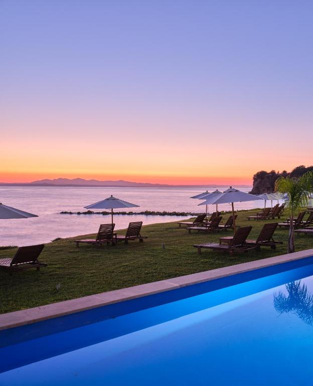 Bazén v ubytování Cavo Orient Beach Hotel & Suites nebo v jeho okolí