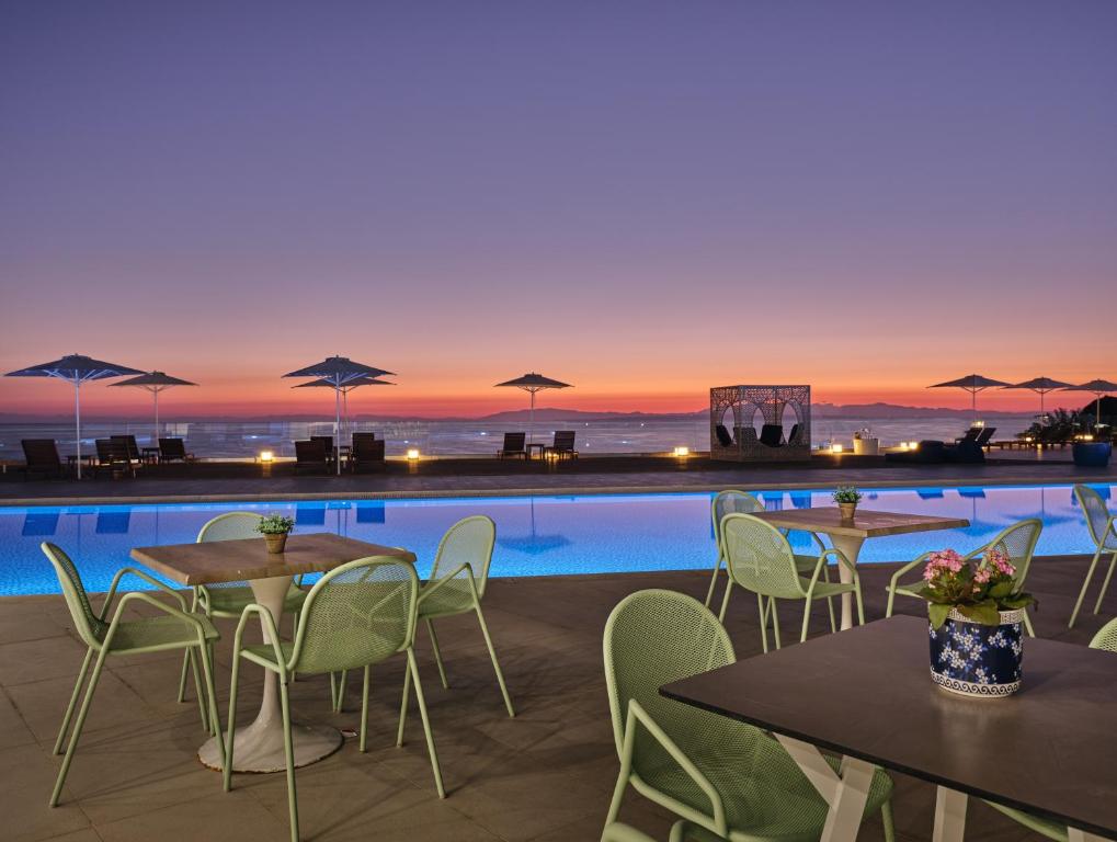Bazén v ubytování Cavo Orient Beach Hotel & Suites nebo v jeho okolí