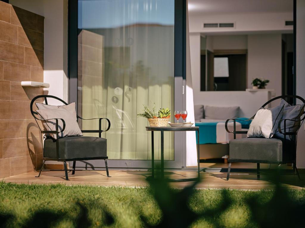 Posezení v ubytování Cavo Orient Beach Hotel & Suites