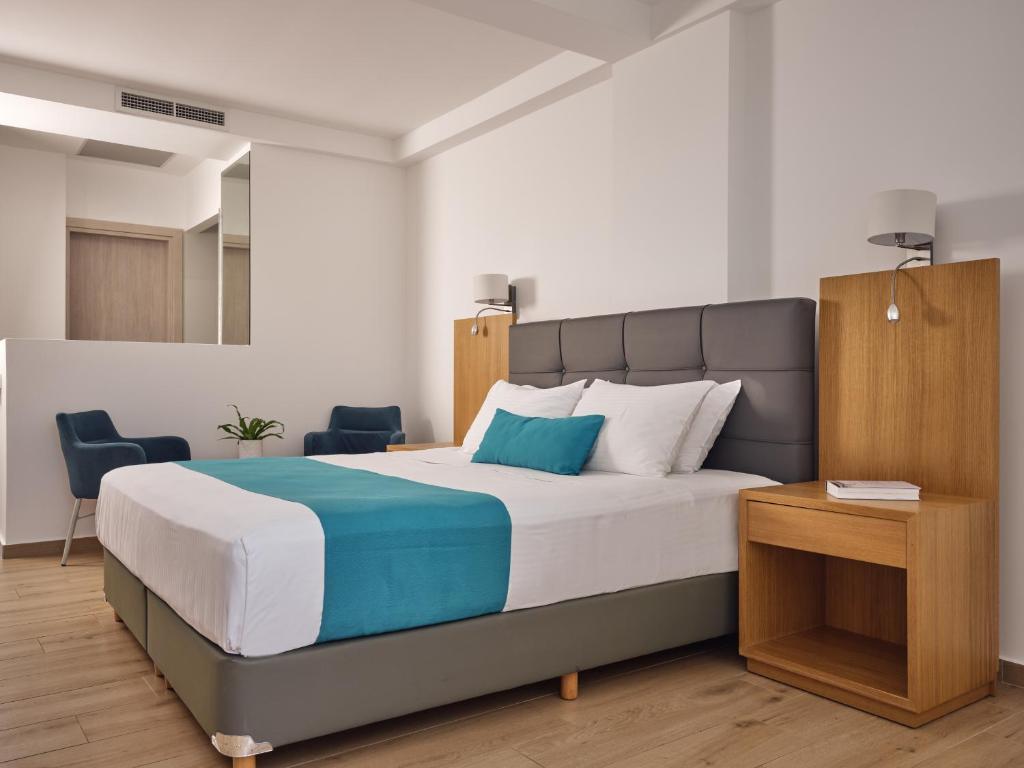 Postel nebo postele na pokoji v ubytování Cavo Orient Beach Hotel & Suites