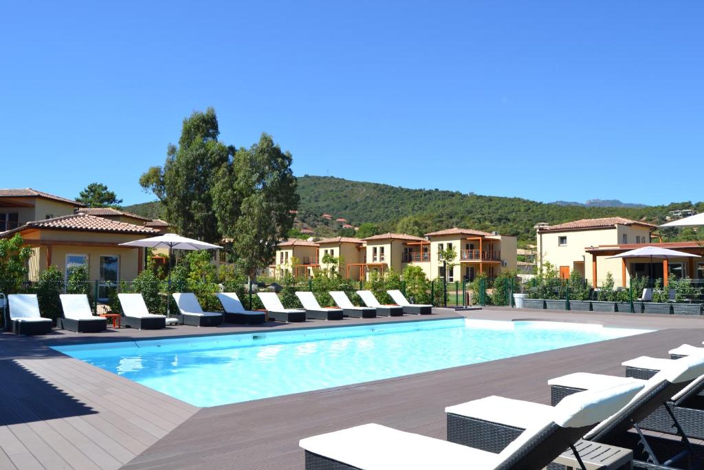 ファヴォーヌにあるMarina di Favonaのラウンジチェア付きのホテルのプールを利用できます。