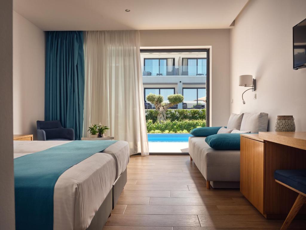 Postel nebo postele na pokoji v ubytování Cavo Orient Beach Hotel & Suites