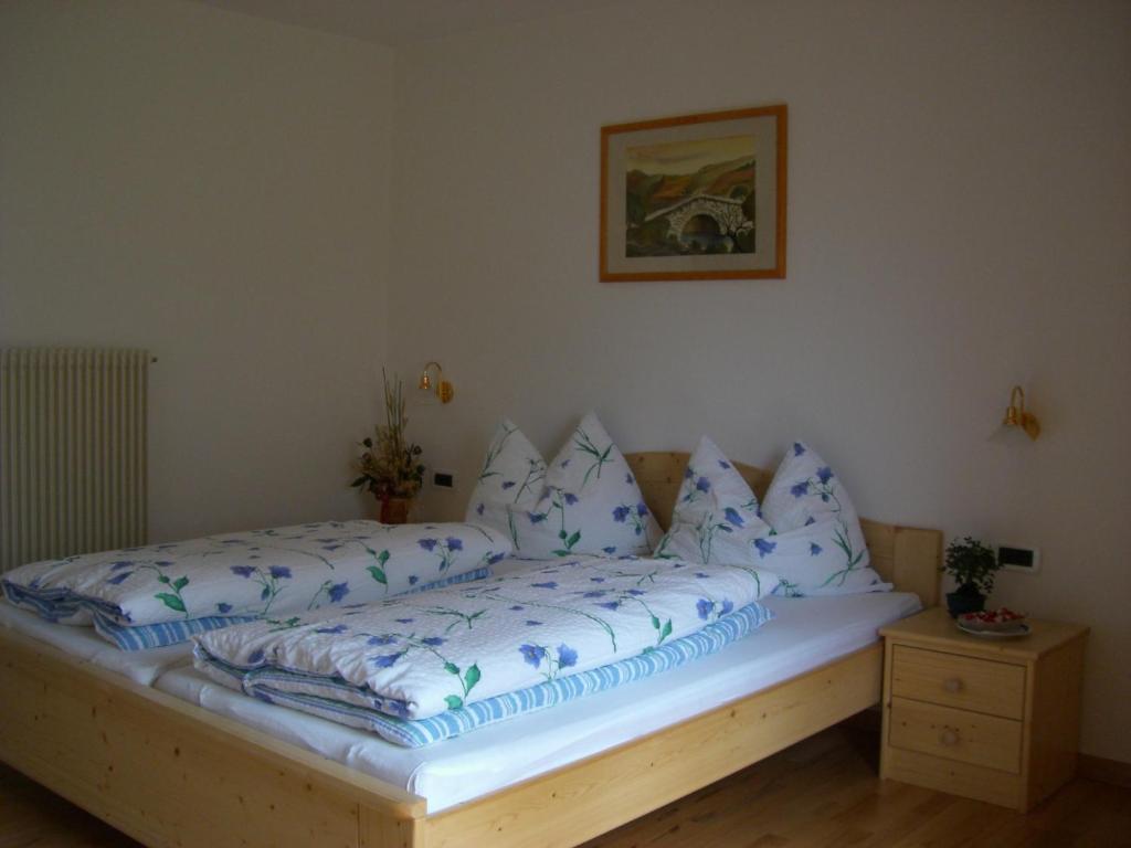 A bed or beds in a room at Gasthaus St. Valentin
