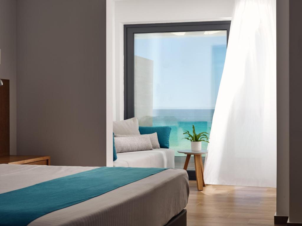 Postel nebo postele na pokoji v ubytování Cavo Orient Beach Hotel & Suites