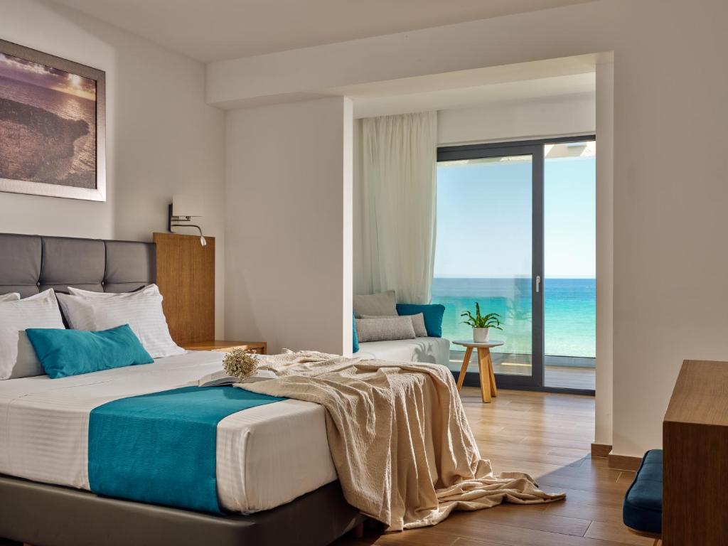Postel nebo postele na pokoji v ubytování Cavo Orient Beach Hotel & Suites