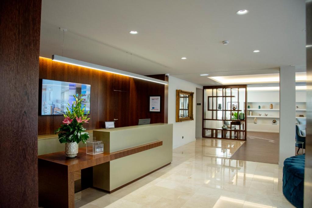Uma televiso e/ou sistema de entretenimento em Luna Hotel de Tbua