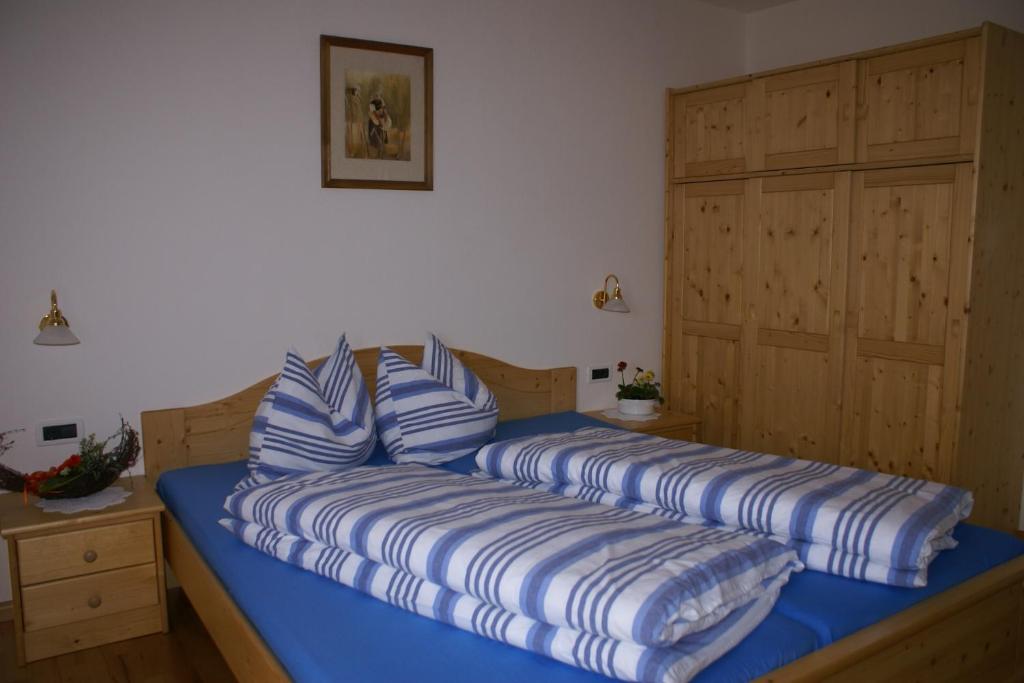 A bed or beds in a room at Gasthaus St. Valentin