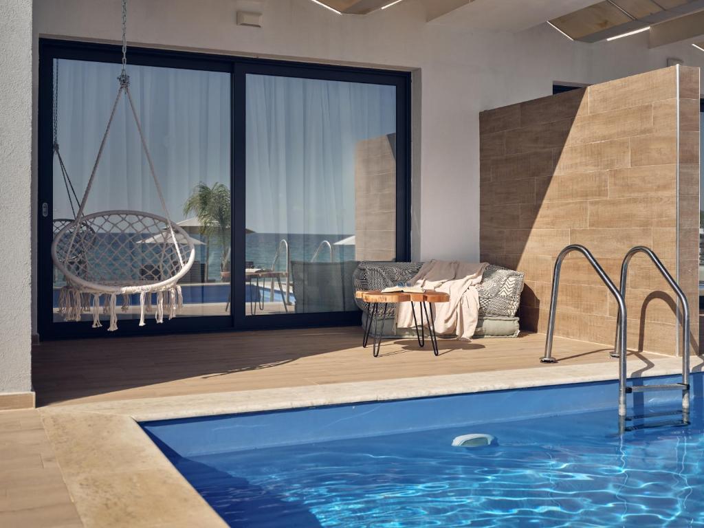 Bazén v ubytování Cavo Orient Beach Hotel & Suites nebo v jeho okolí