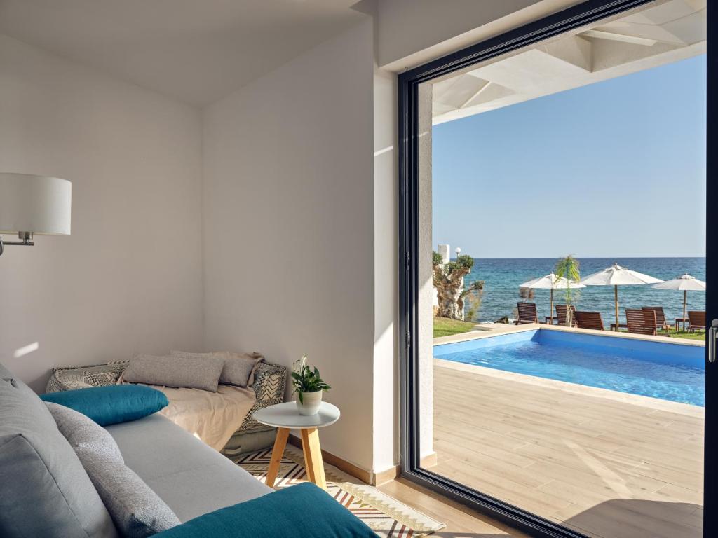 Bazén v ubytování Cavo Orient Beach Hotel & Suites nebo v jeho okolí