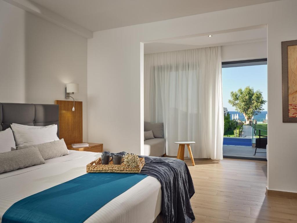 Postel nebo postele na pokoji v ubytování Cavo Orient Beach Hotel & Suites