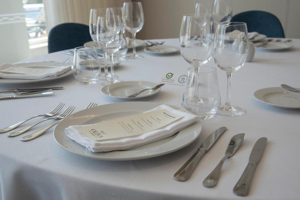 Um restaurante ou outro lugar para comer em Luna Hotel de Tbua