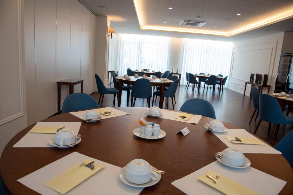 Um restaurante ou outro lugar para comer em Luna Hotel de Tbua