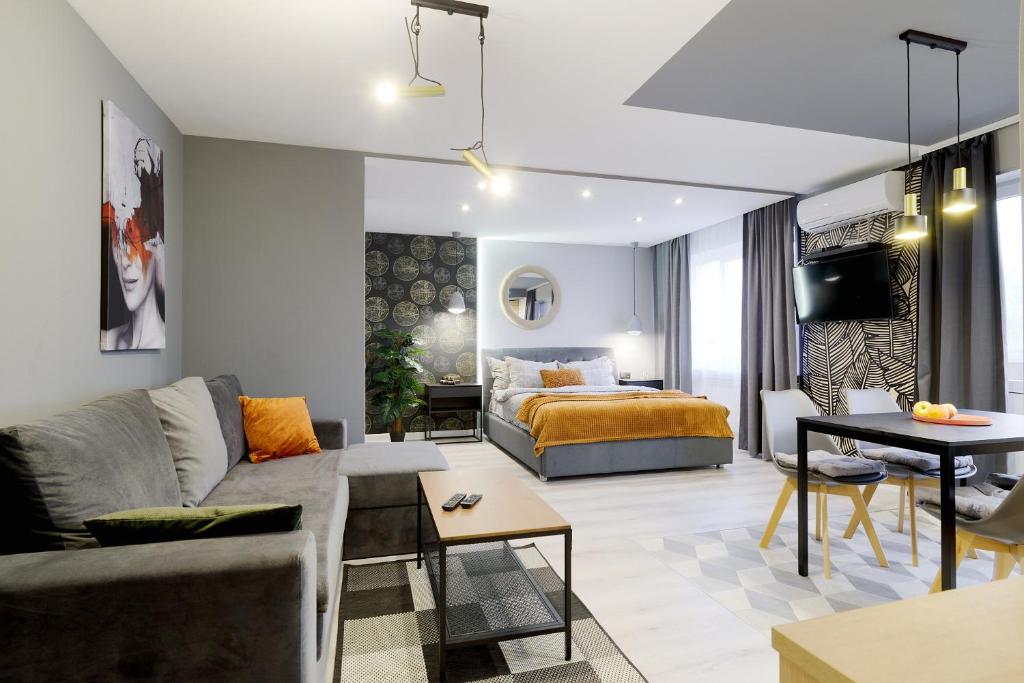 ein Wohnzimmer mit Sofa und Bett in der Unterkunft NEW APART Lesi Ukrainky Blvd and Olimpiyska and KRESHCHATYK and Manhattan City with parking in Kiew