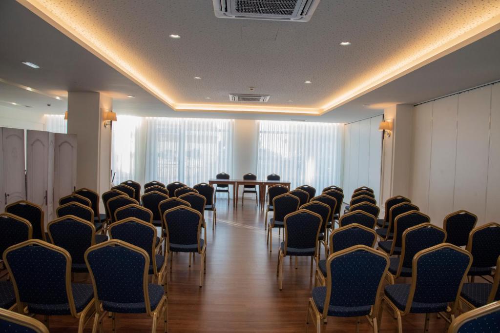A rea empresarial e/ ou a sala de conferncias de Luna Hotel de Tbua