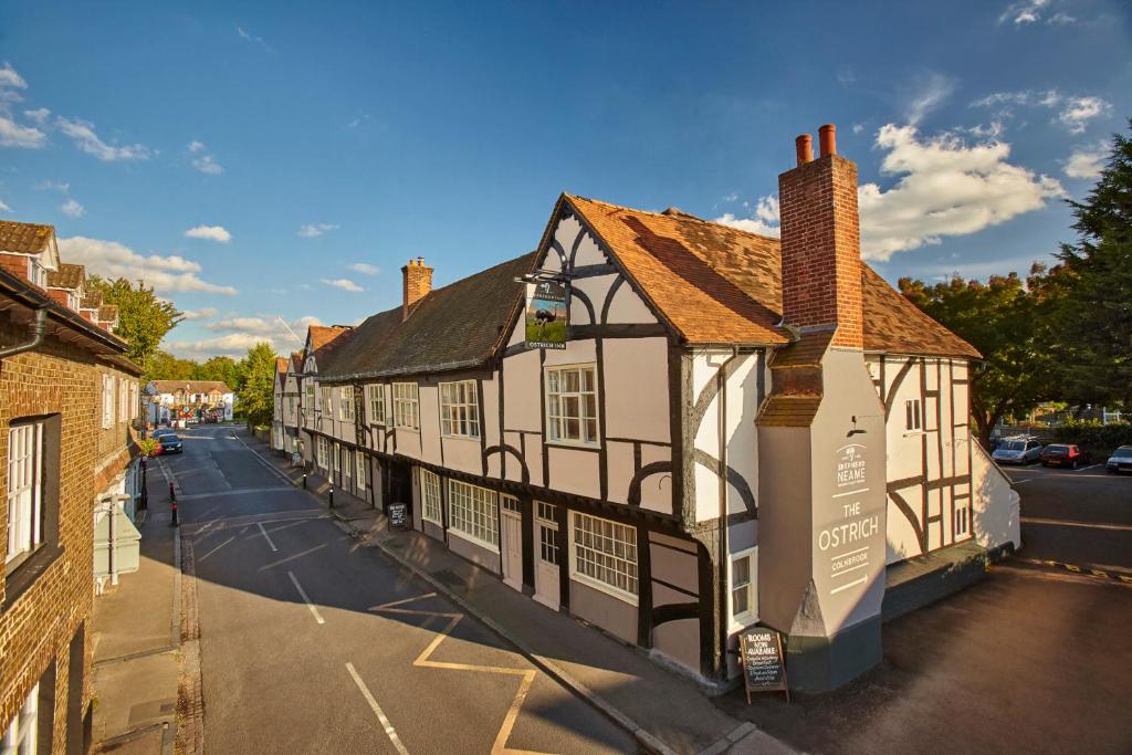 una vista aérea de un edificio antiguo en una calle en The Ostrich Inn Colnbrook London Heathrow en Slough