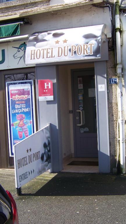 a hotel durunit sign in front of a building at Hotel Du Port in Concarneau