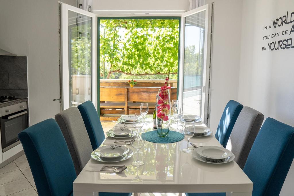 Posedenie v ubytovaní House Simani