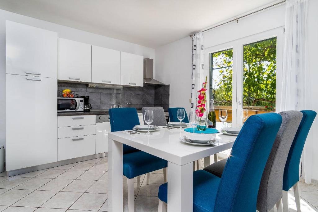 Kuchyňa alebo kuchynka v ubytovaní House Simani