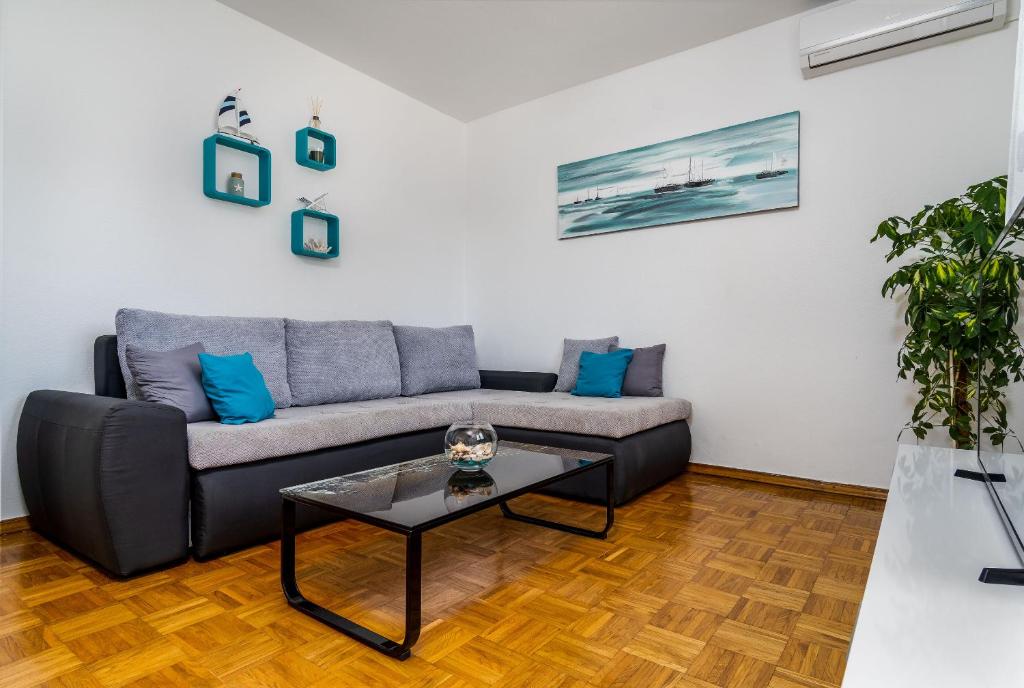 Posedenie v ubytovaní House Simani