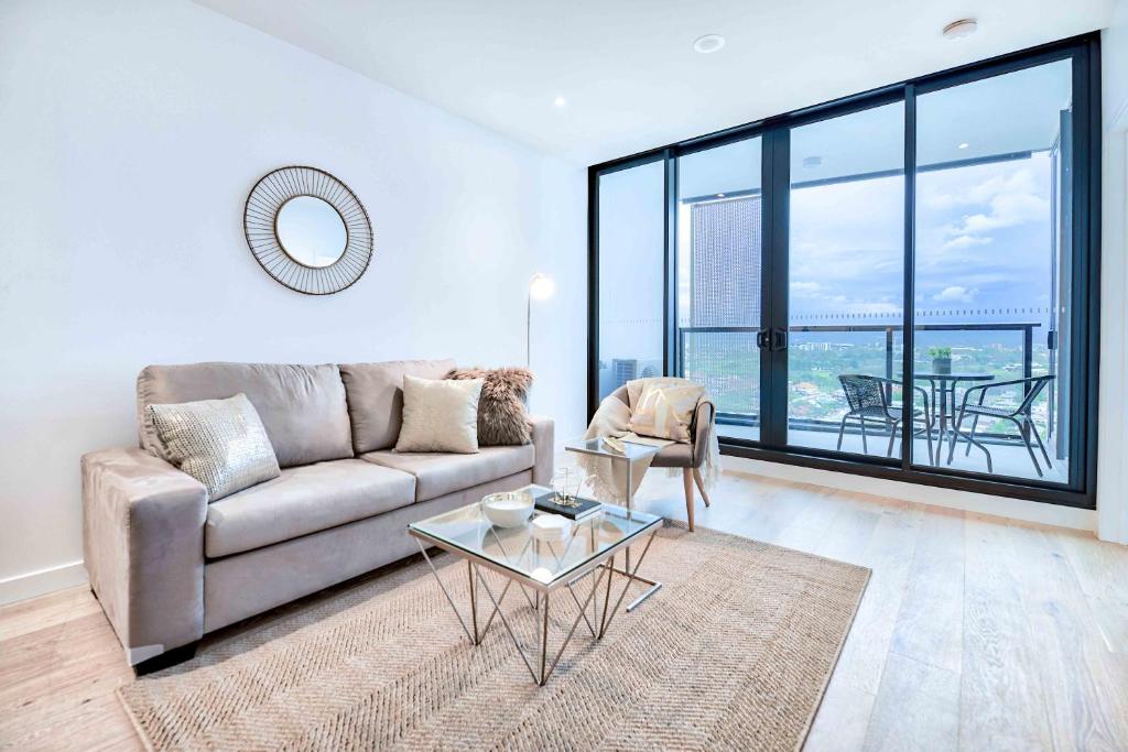 sala de estar con sofá y mesa en KOZYGURU FORTITUDE VALLEY HIGH LEVEL 2 BED APT + FREE PARKING QFV179-2612 en Brisbane