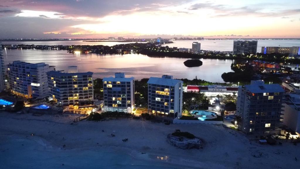 Beach Condo. Heart of The Hotel Zone, Cancun, Cancún (updated prices 2024)